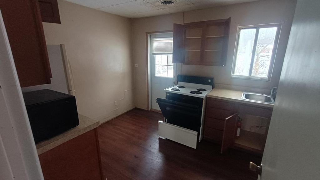 902 N Du Quoin St - Photo 2 of 3