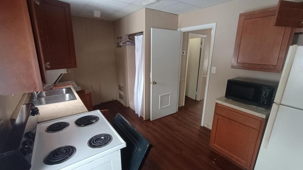 902 N Du Quoin St - Photo 3 of 3