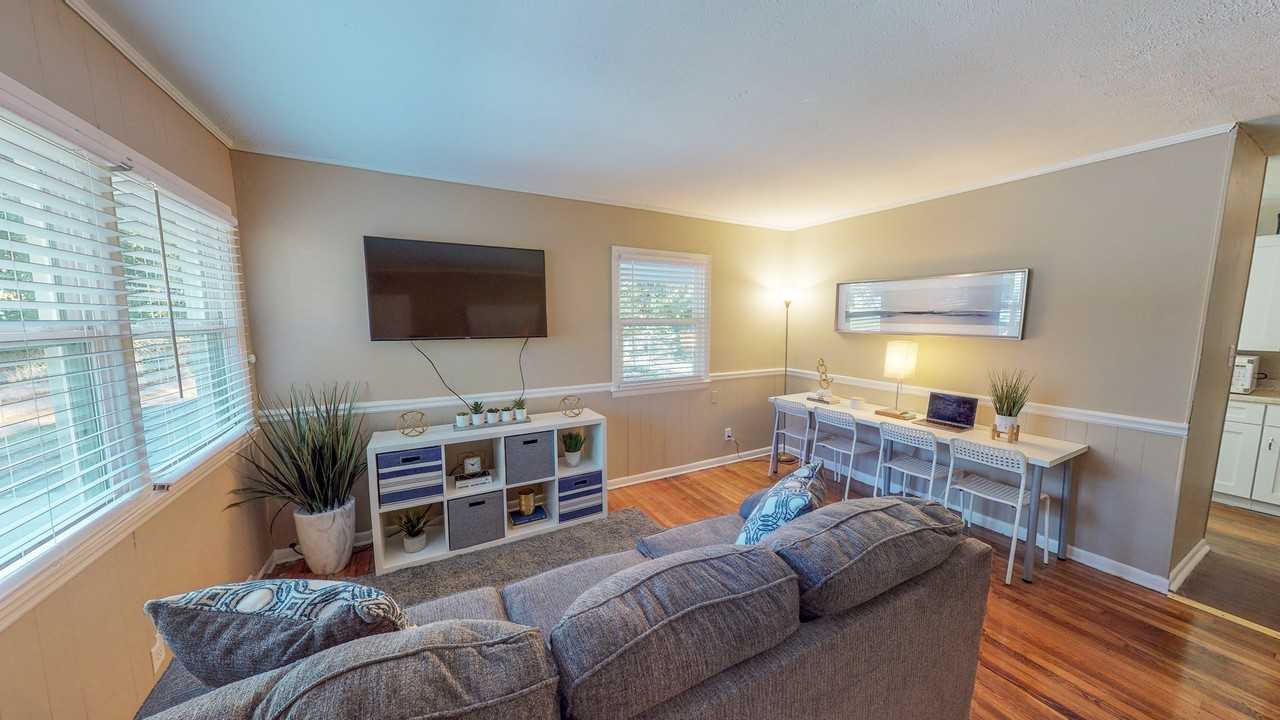 Private Bedroom For Female Student Or Professional (Master Bedroom) - Photo 7 of 12