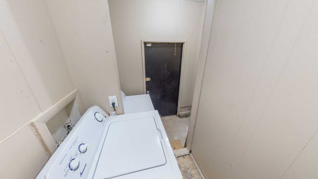 Private Bedroom For Female Student Or Professional (Master Bedroom) - Photo 3 of 12