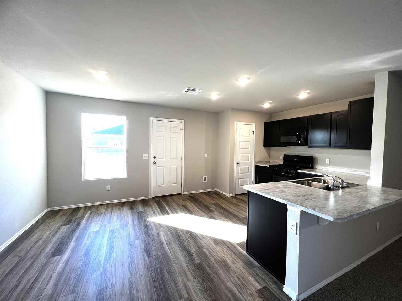 2107 Carrol St - Photo 3 of 25