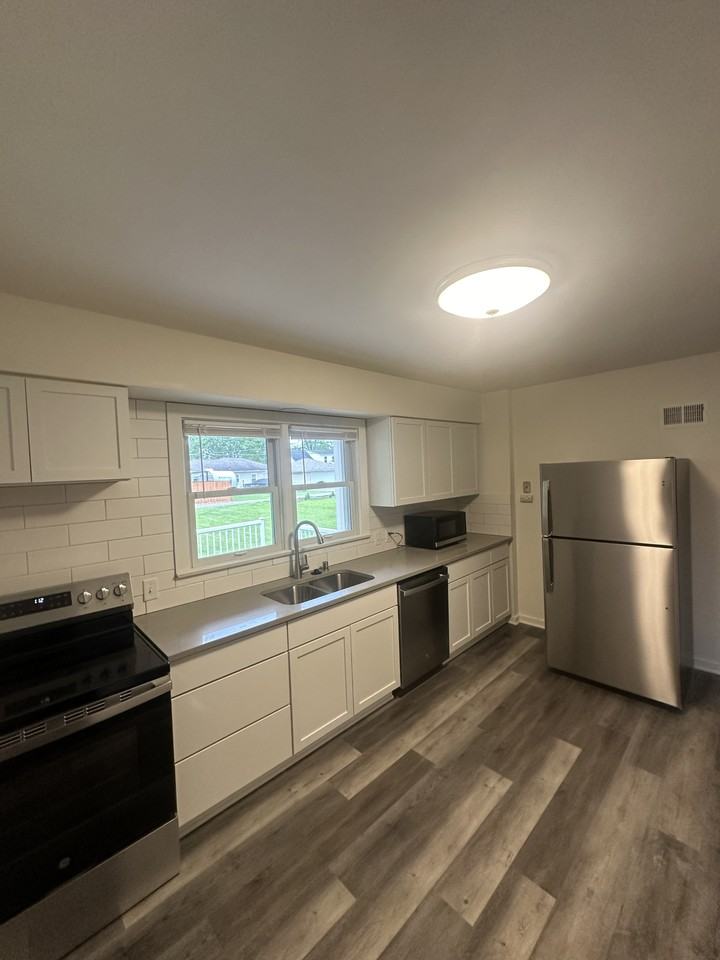 206 4th St #1 - Photo 4 of 24