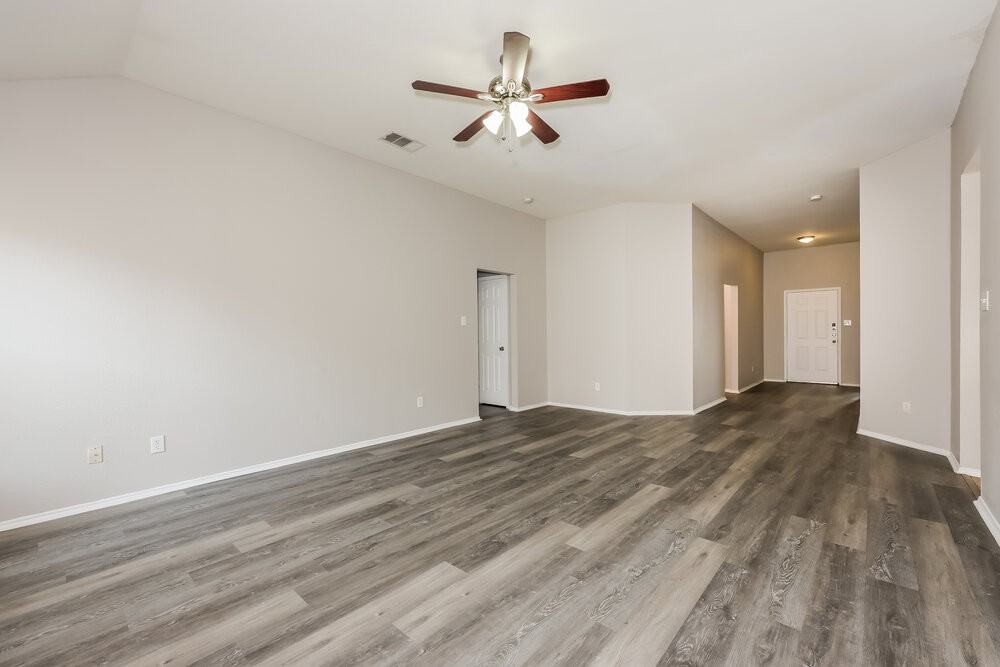 5924 Firethorn Dr - Photo 3 of 16