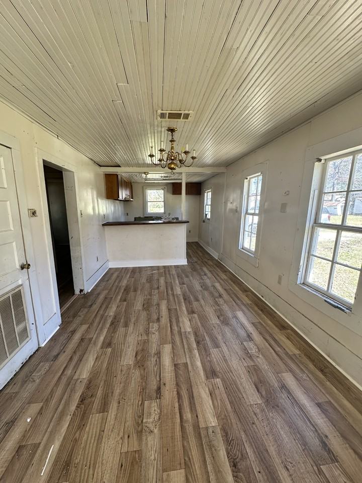 543 N Preston St - Photo 3 of 8