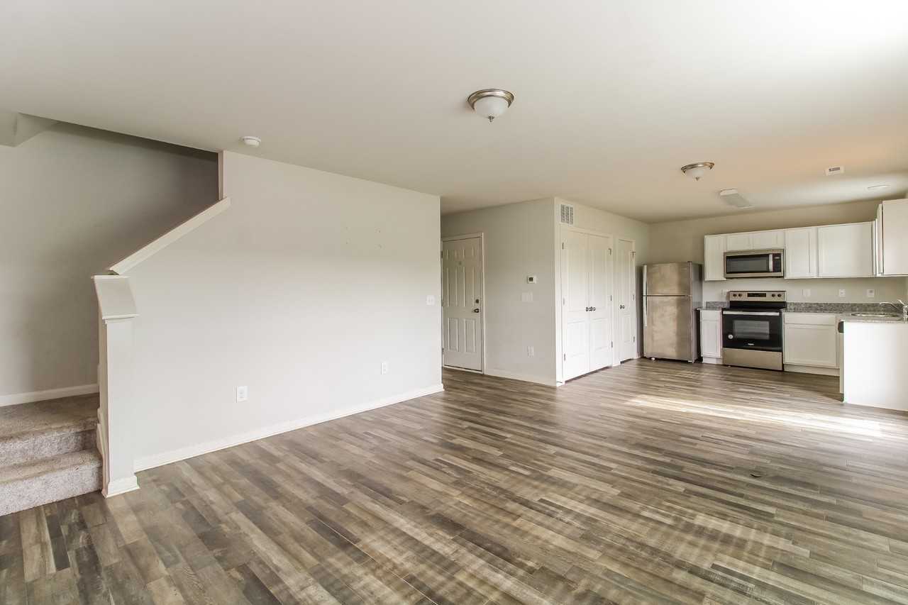 216 Glenoaks Dr - Photo 3 of 16