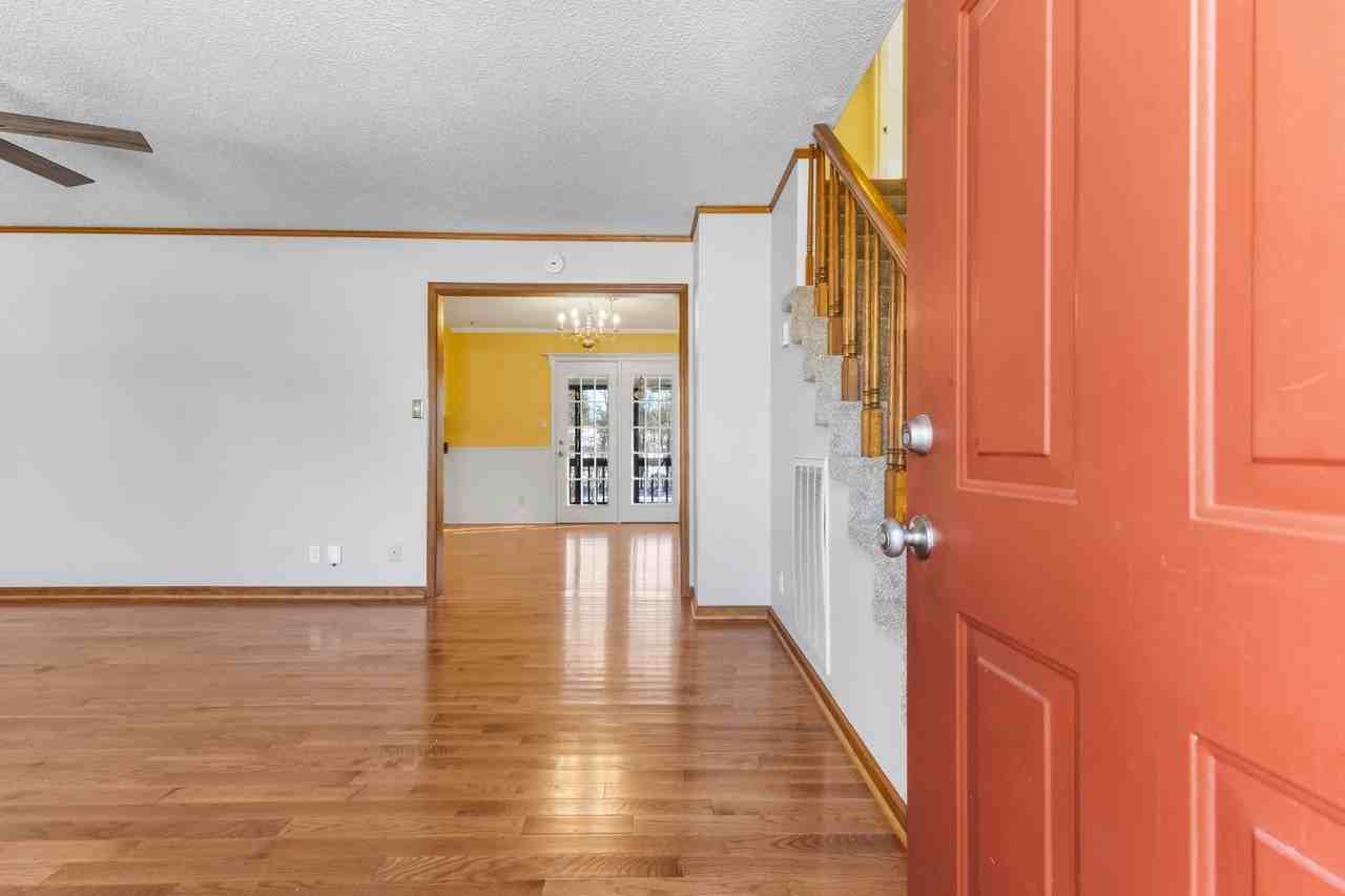 908 Hunter Ln - Photo 5 of 35