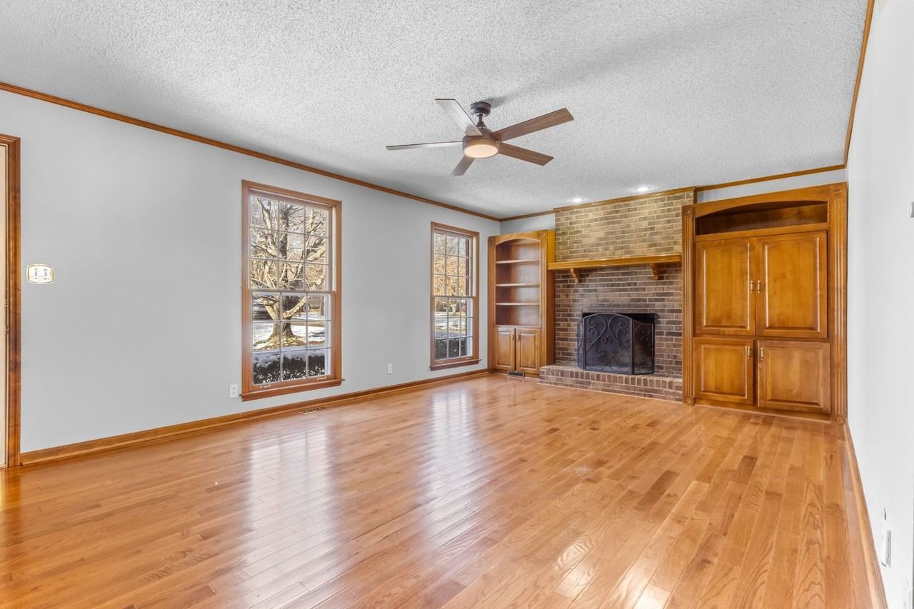 908 Hunter Ln - Photo 6 of 35