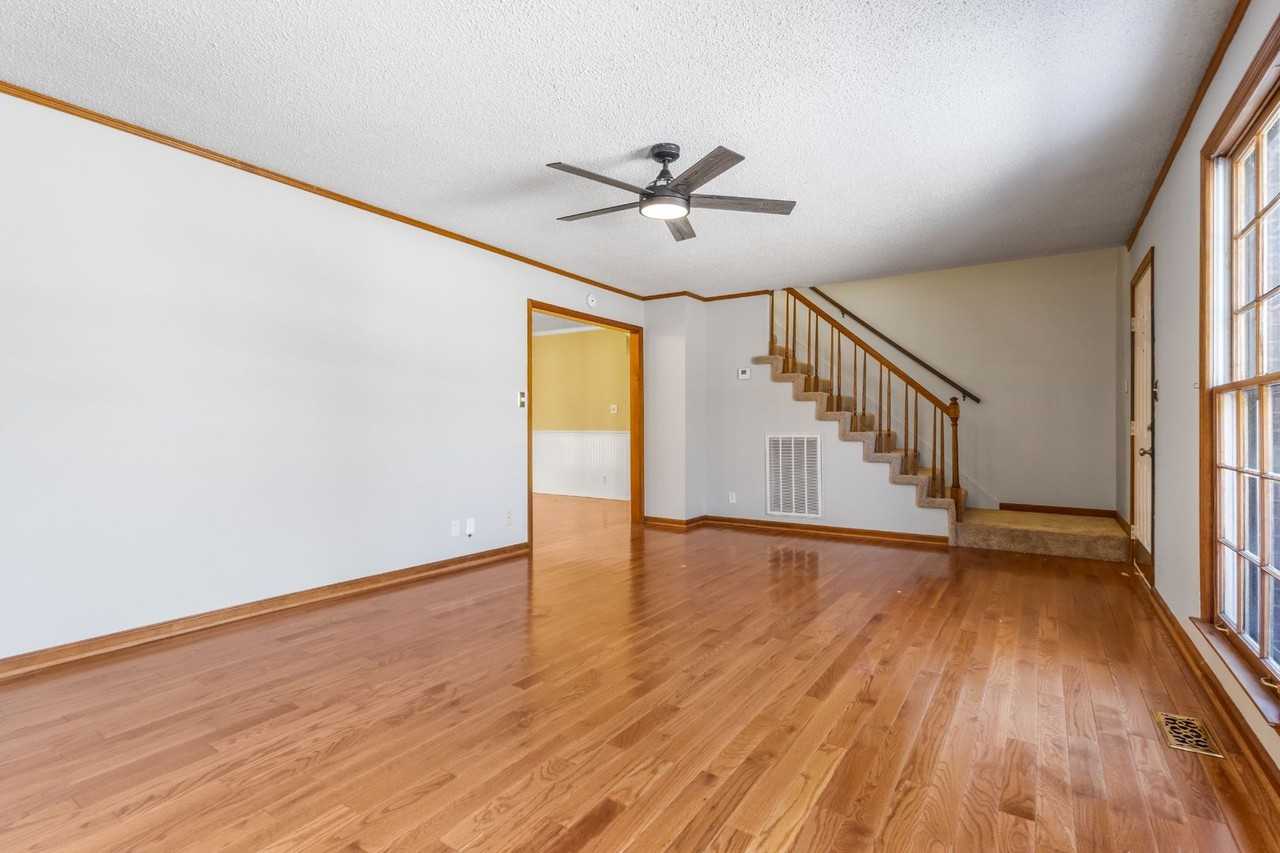 908 Hunter Ln - Photo 7 of 35