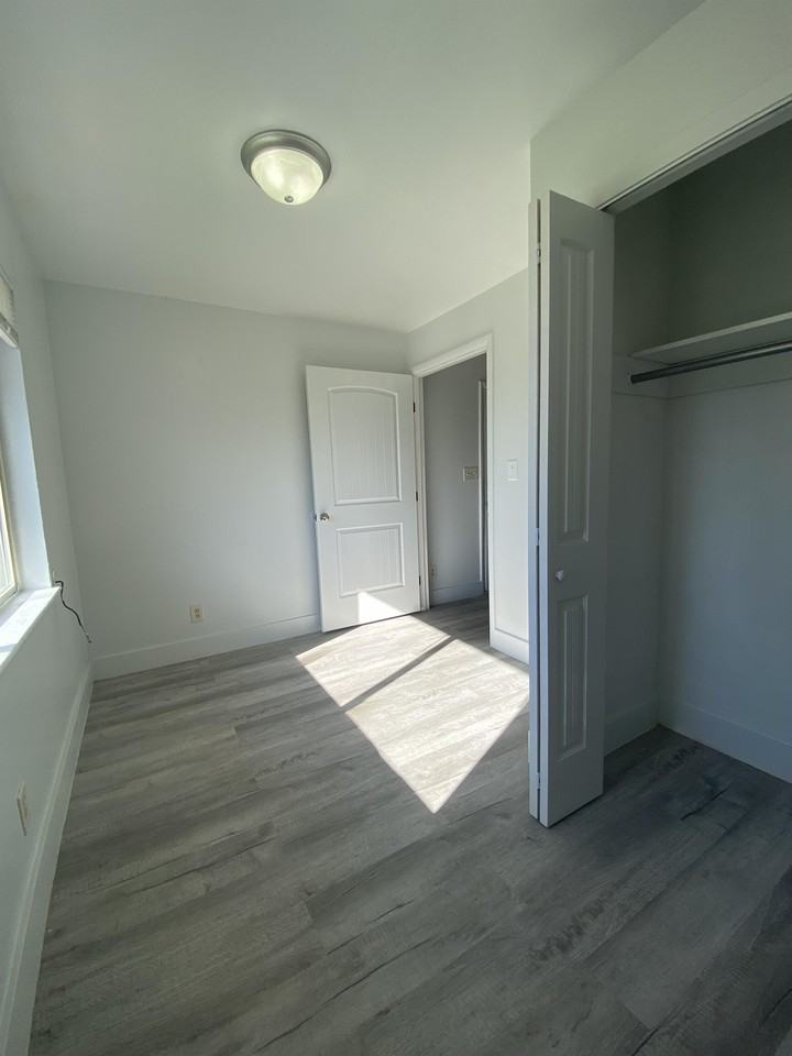 ID - 1070 McKinley Ave - LB - Photo 3 of 27