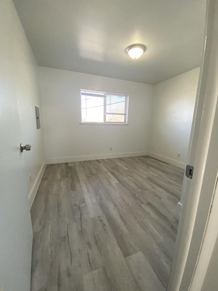 ID - 1070 McKinley Ave - LB - Photo 4 of 27