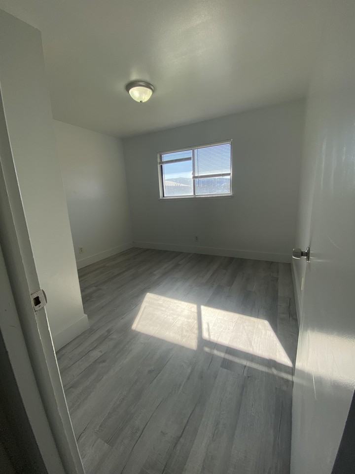 ID - 1070 McKinley Ave - LB - Photo 7 of 27