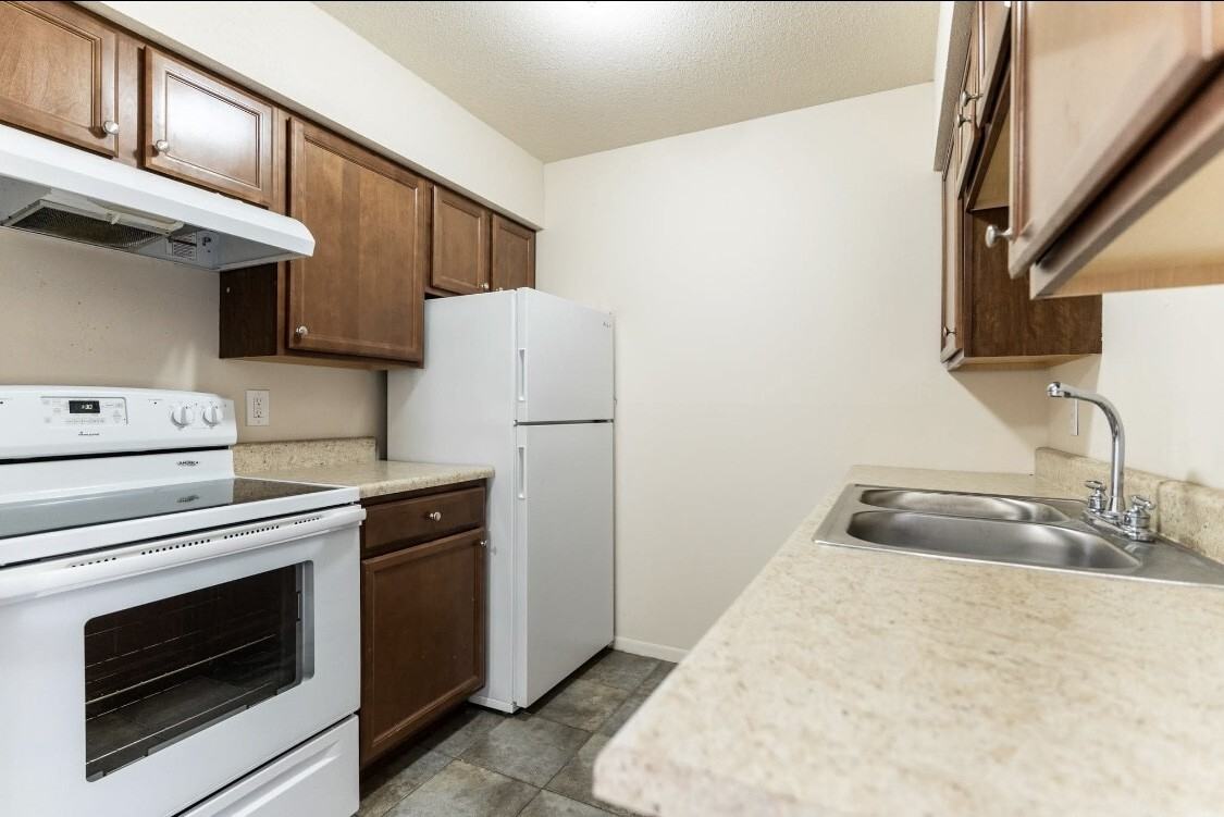 2700 West Forrest Hill Avenue - Photo 3 of 9