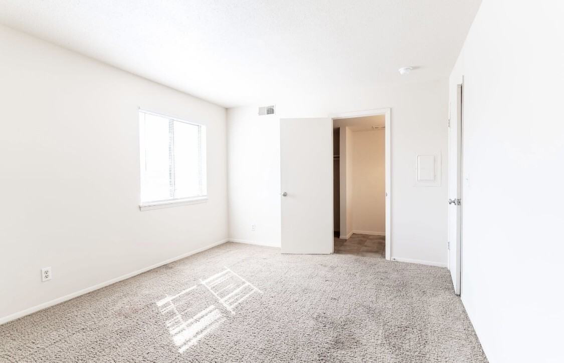 2700 West Forrest Hill Avenue - Photo 6 of 9