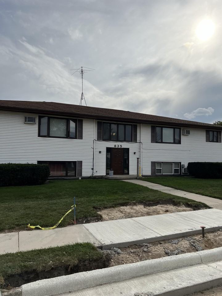835 Illinois Ave - Photo 2 of 3