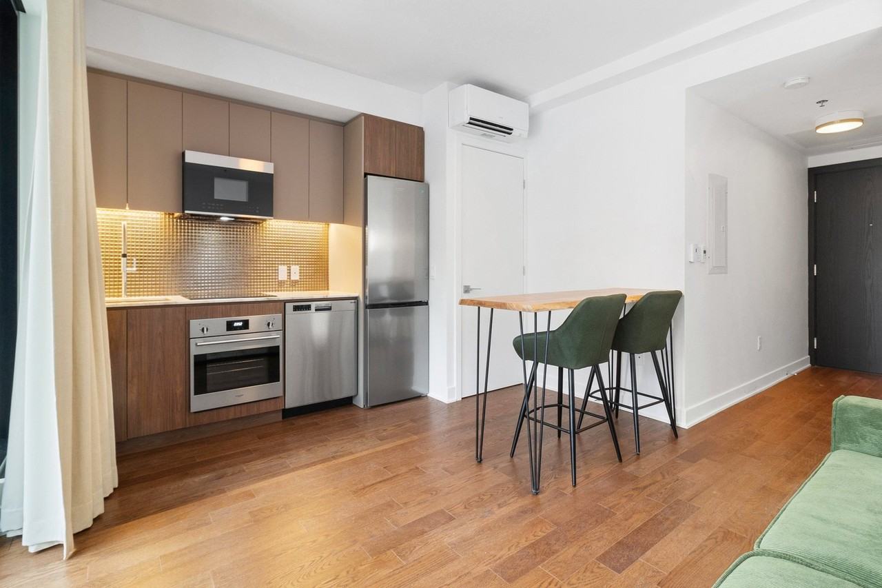 2060 Rue Peel - Photo 2 of 4