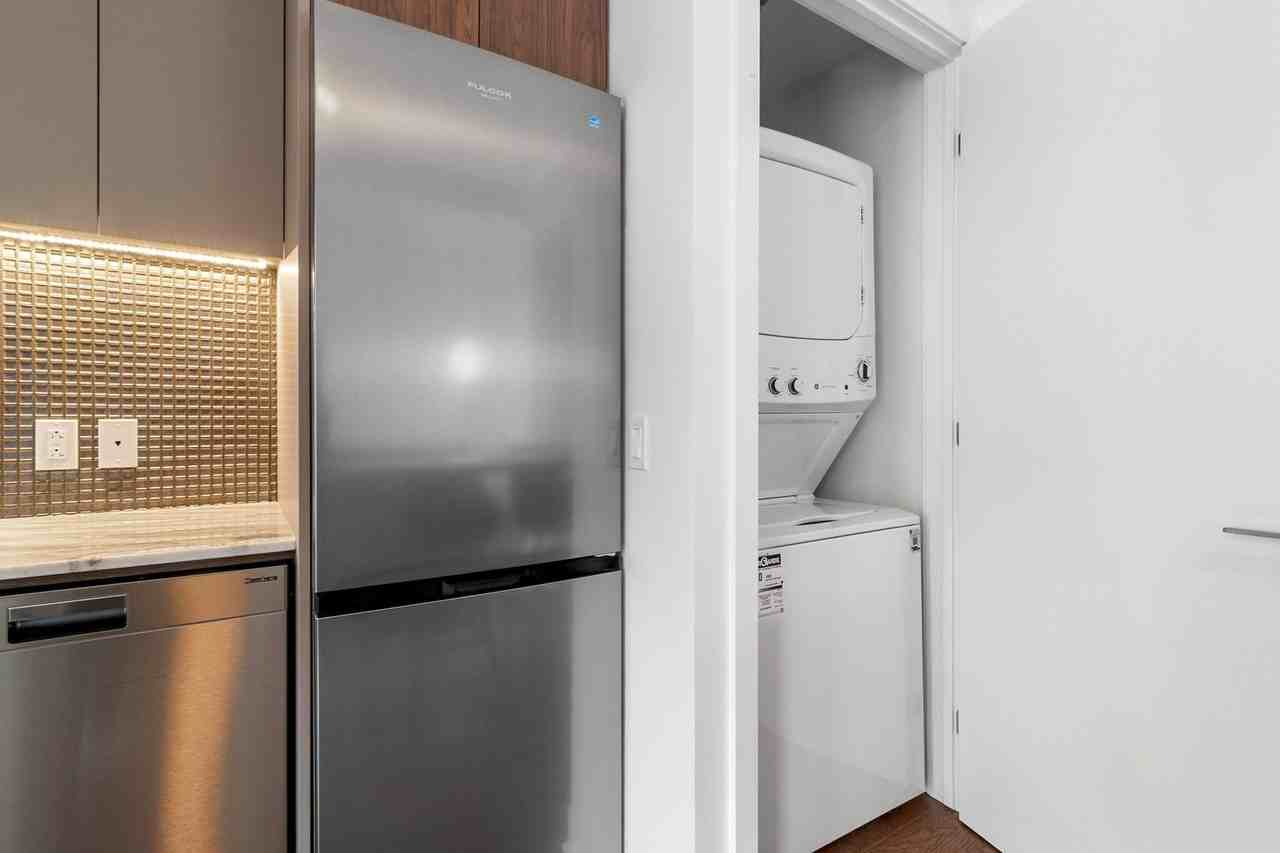 2060 Rue Peel - Photo 3 of 4