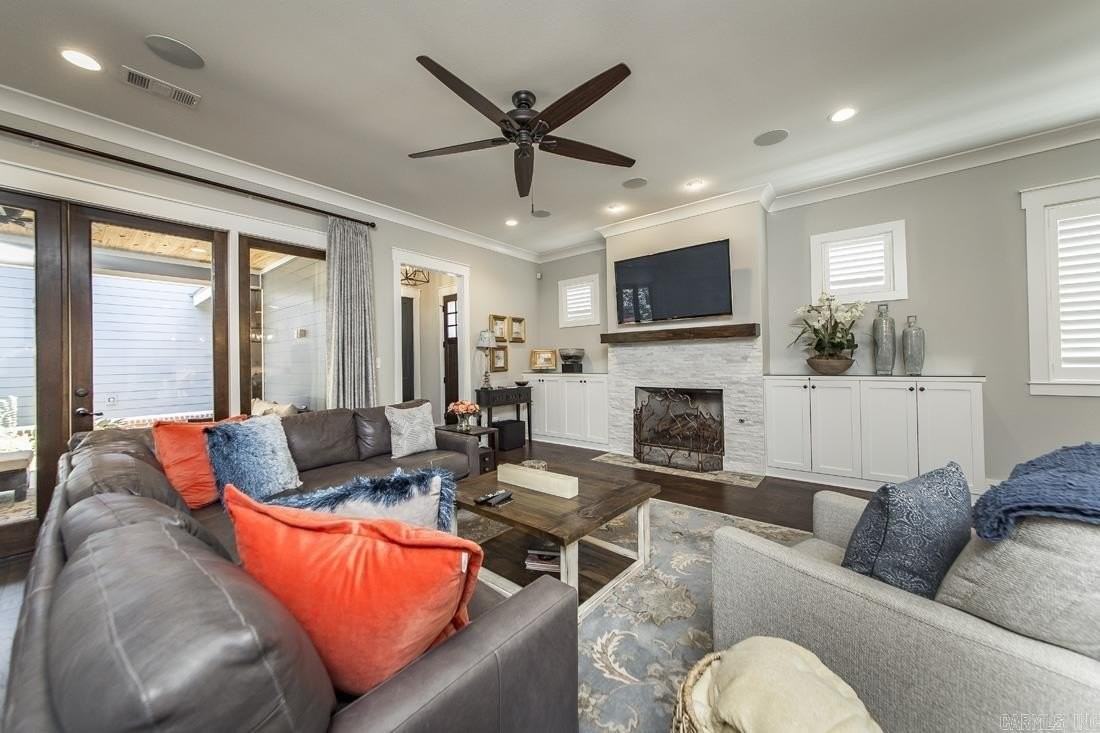 1607 N University Ave - Photo 2 of 32