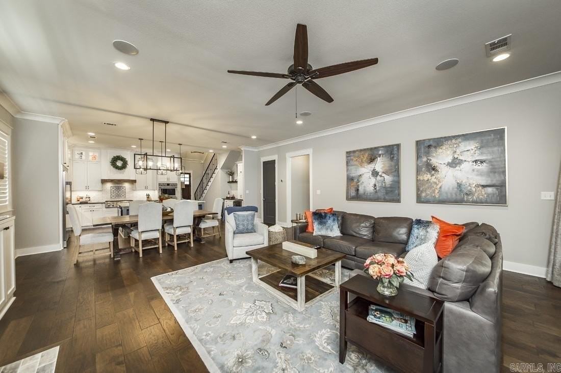 1607 N University Ave - Photo 3 of 32