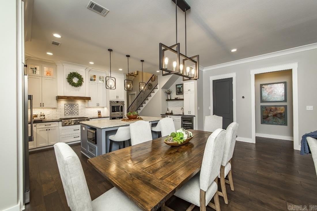 1607 N University Ave - Photo 4 of 32