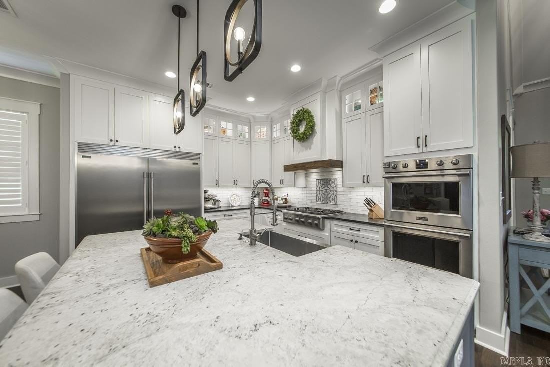 1607 N University Ave - Photo 6 of 32