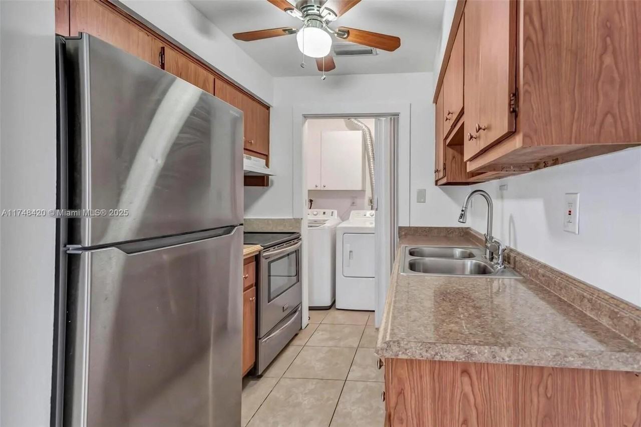 812 Southwest 13th Street #812 - Photo 5 of 30