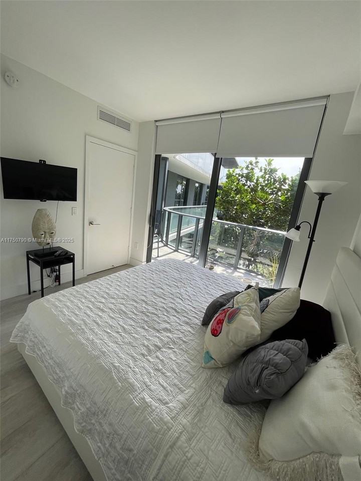 121 Ne 24th St - Photo 2 of 7