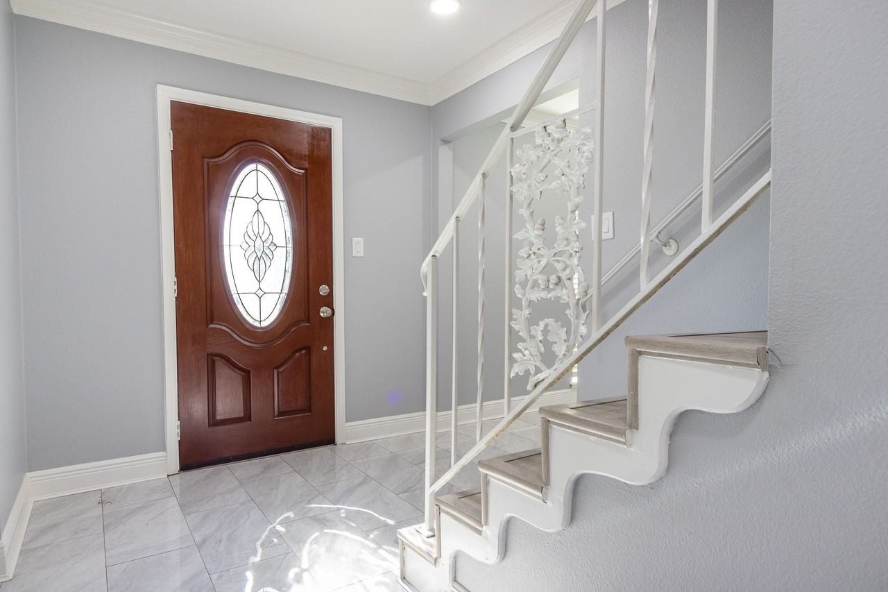 115 Royal Dr - Photo 3 of 38