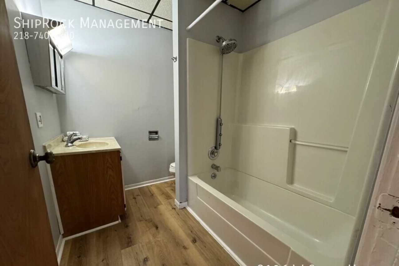 2106 W 3rd St Uppr - Photo 3 of 9