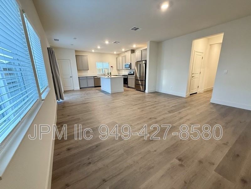 7930 Evaporite Dr - Photo 4 of 17