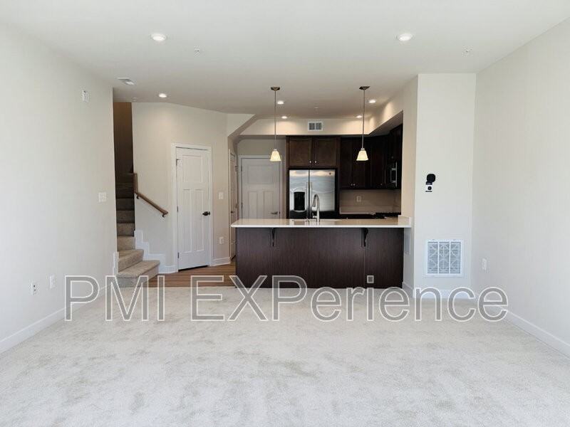 5424 Greenpoint Ln - Photo 2 of 19