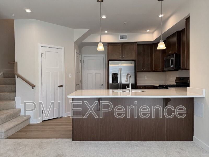 5424 Greenpoint Ln - Photo 5 of 19