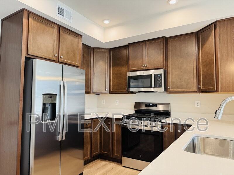 5424 Greenpoint Ln - Photo 6 of 19