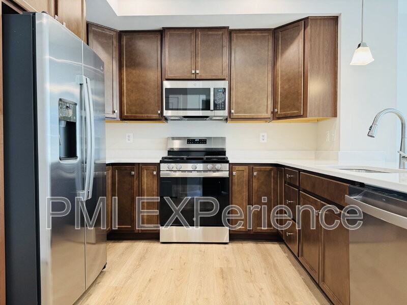 5424 Greenpoint Ln - Photo 7 of 19