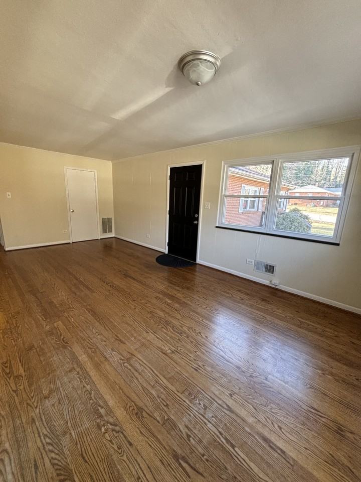 2213 N Berkshire Rd - Photo 3 of 9