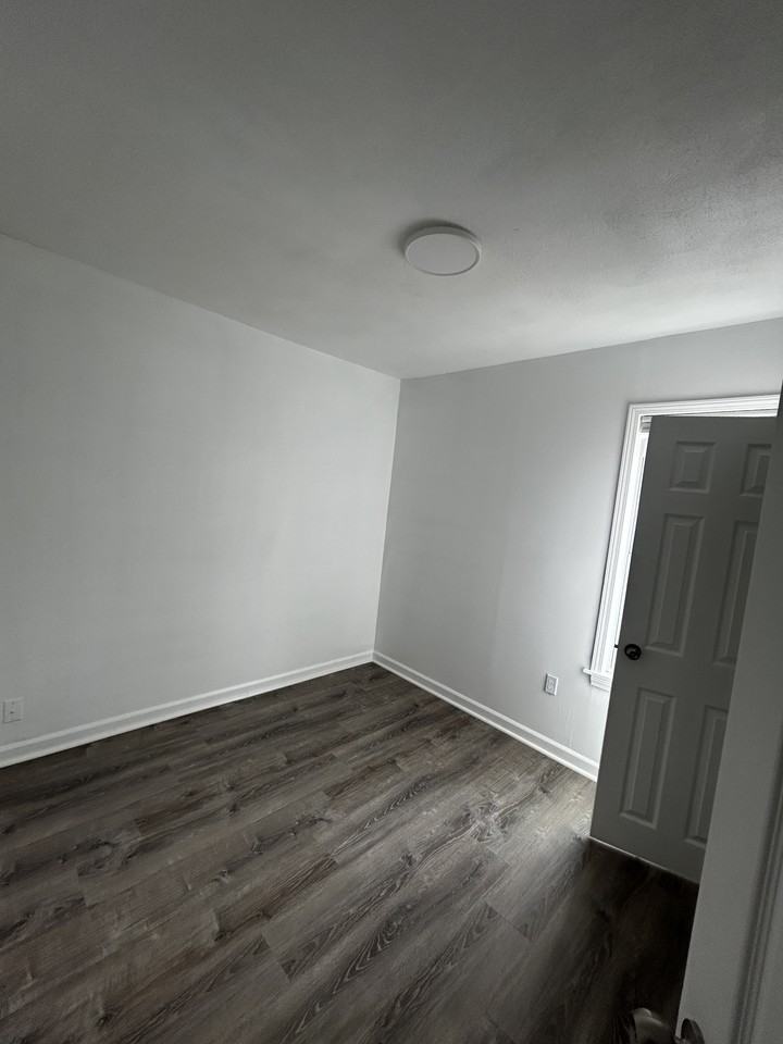 212-214 Burnside Ave - Photo 2 of 12