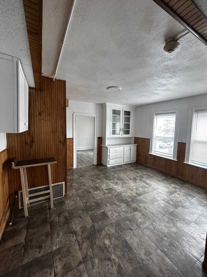 212-214 Burnside Ave - Photo 3 of 12