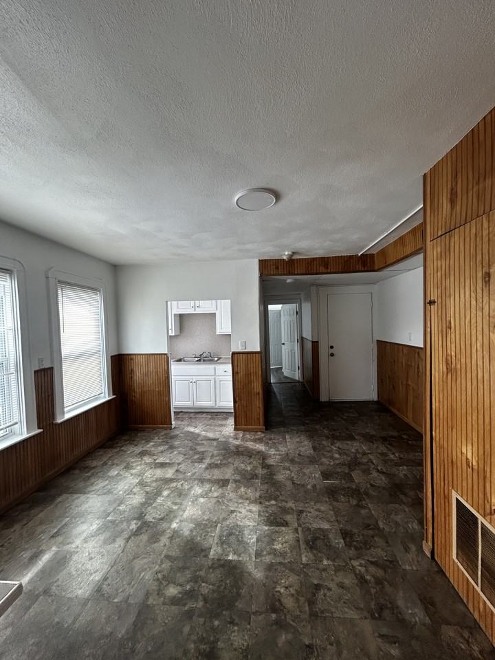 212-214 Burnside Ave - Photo 4 of 12