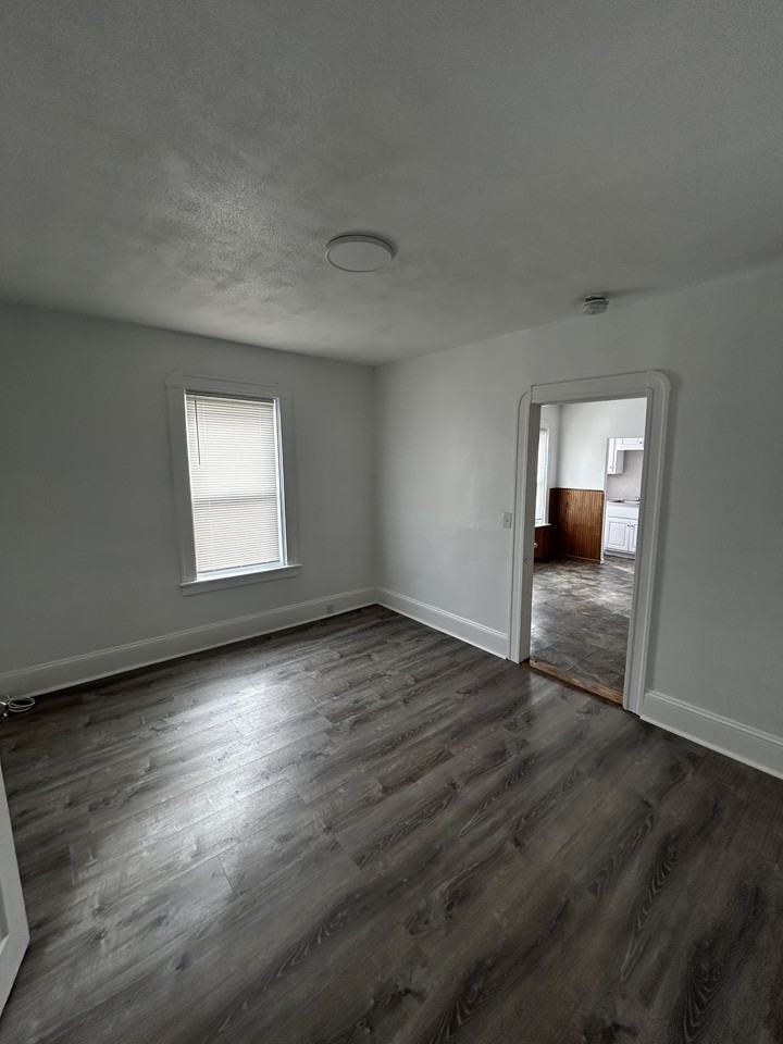 212-214 Burnside Ave - Photo 5 of 12