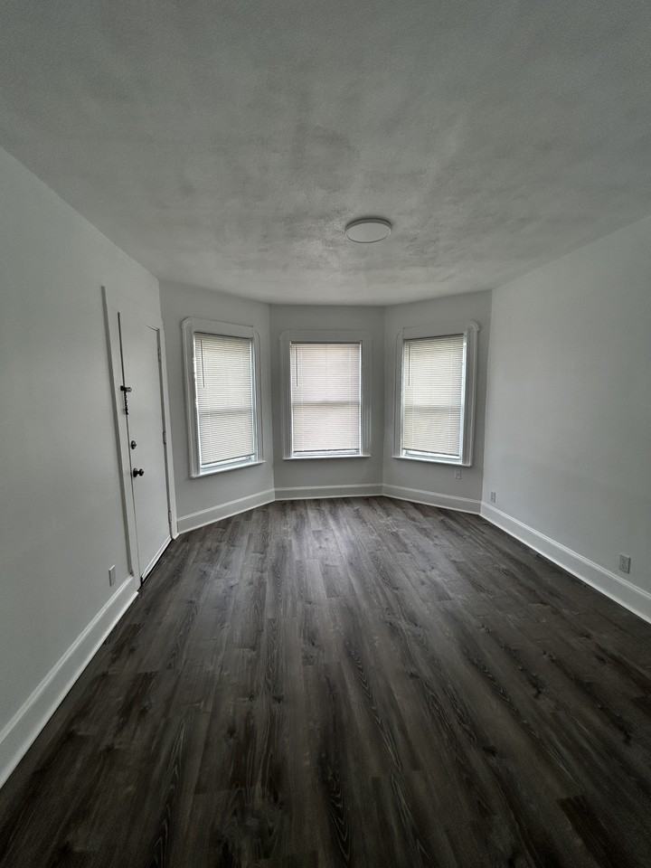 212-214 Burnside Ave - Photo 6 of 12