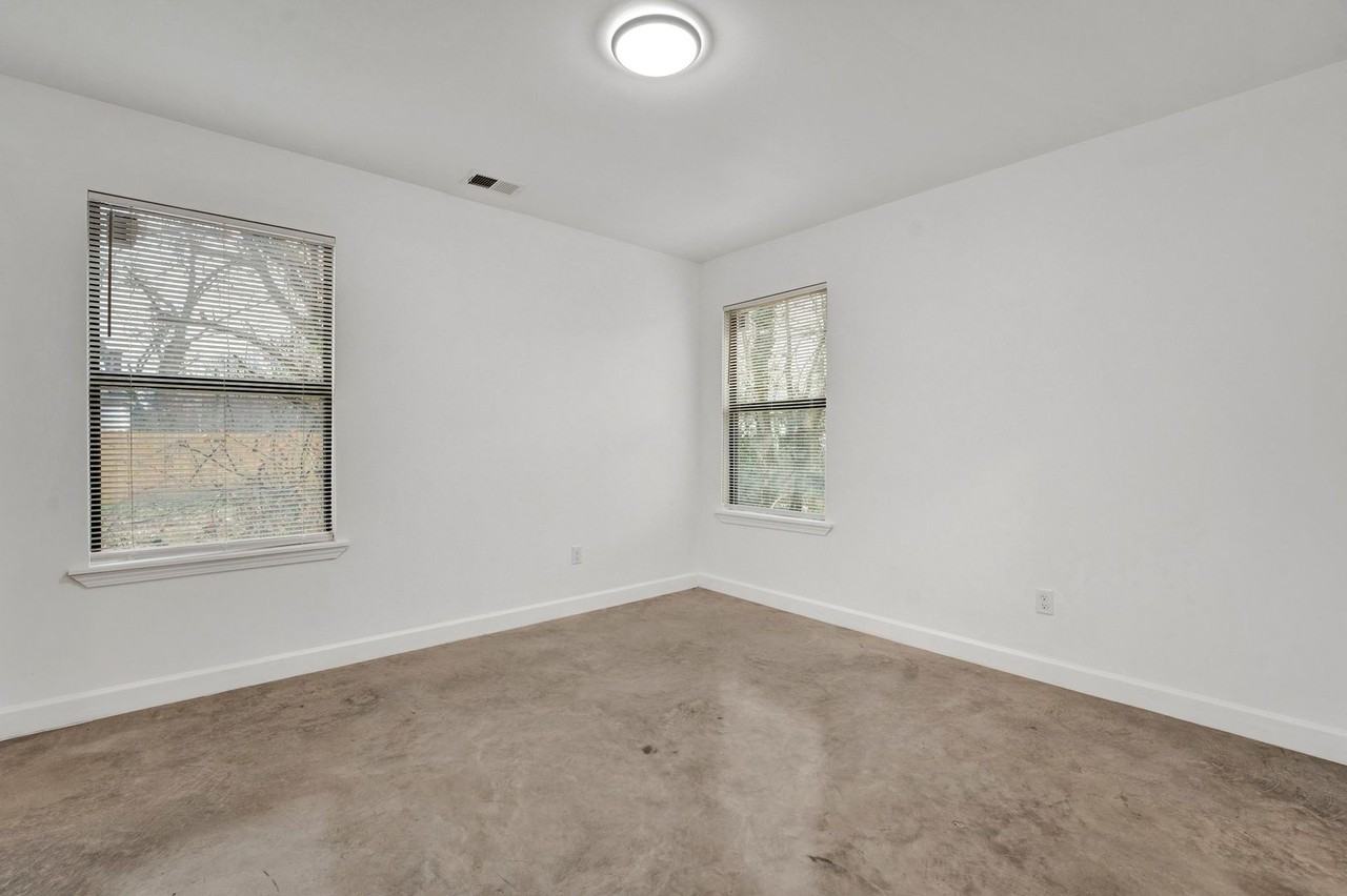 927 Seattle St - Photo 3 of 5