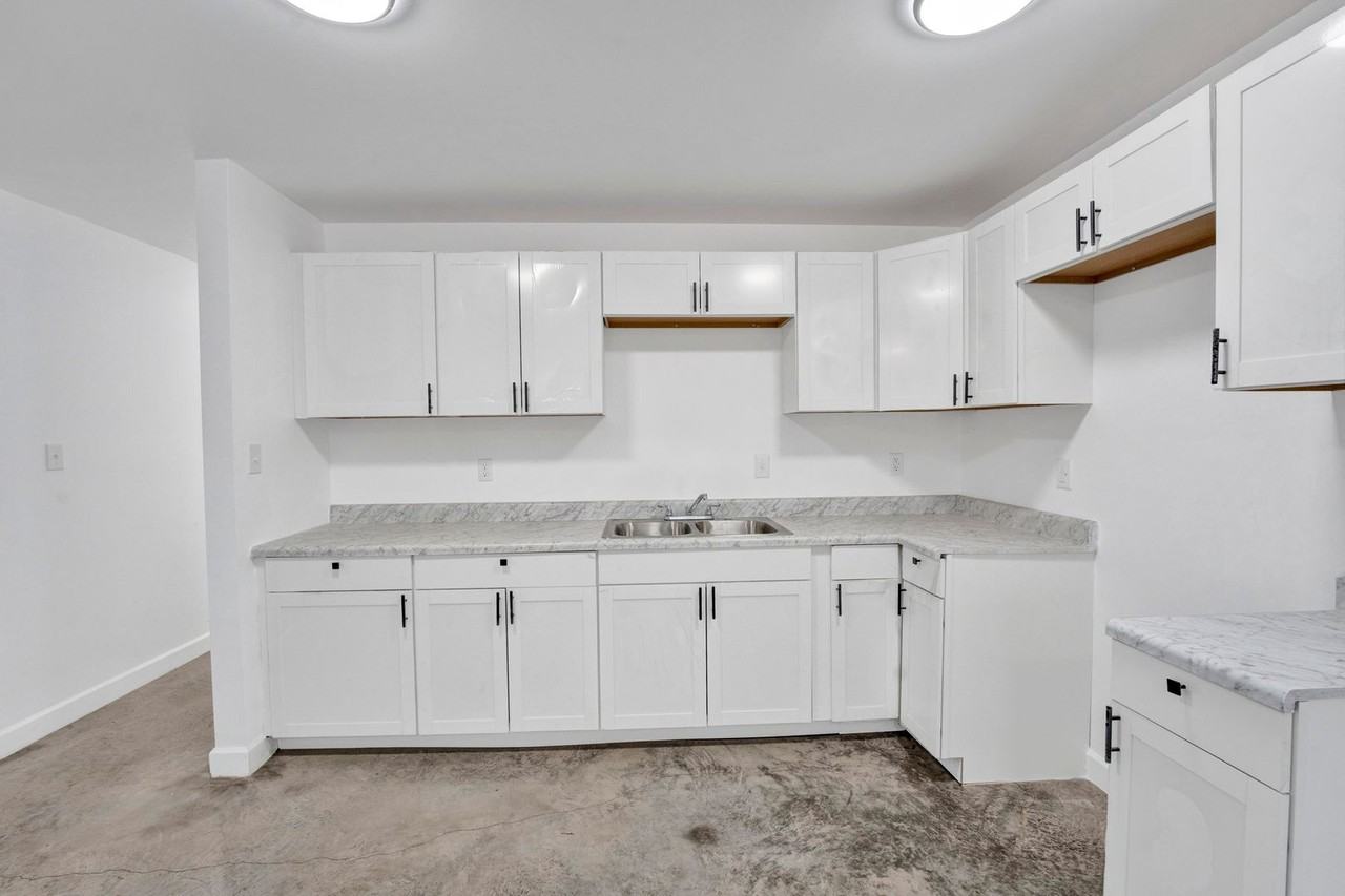 927 Seattle St - Photo 4 of 5