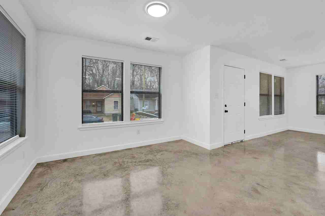 927 Seattle St - Photo 5 of 5