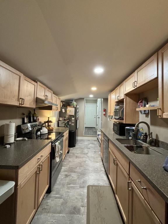 718 Locust St - Photo 3 of 5