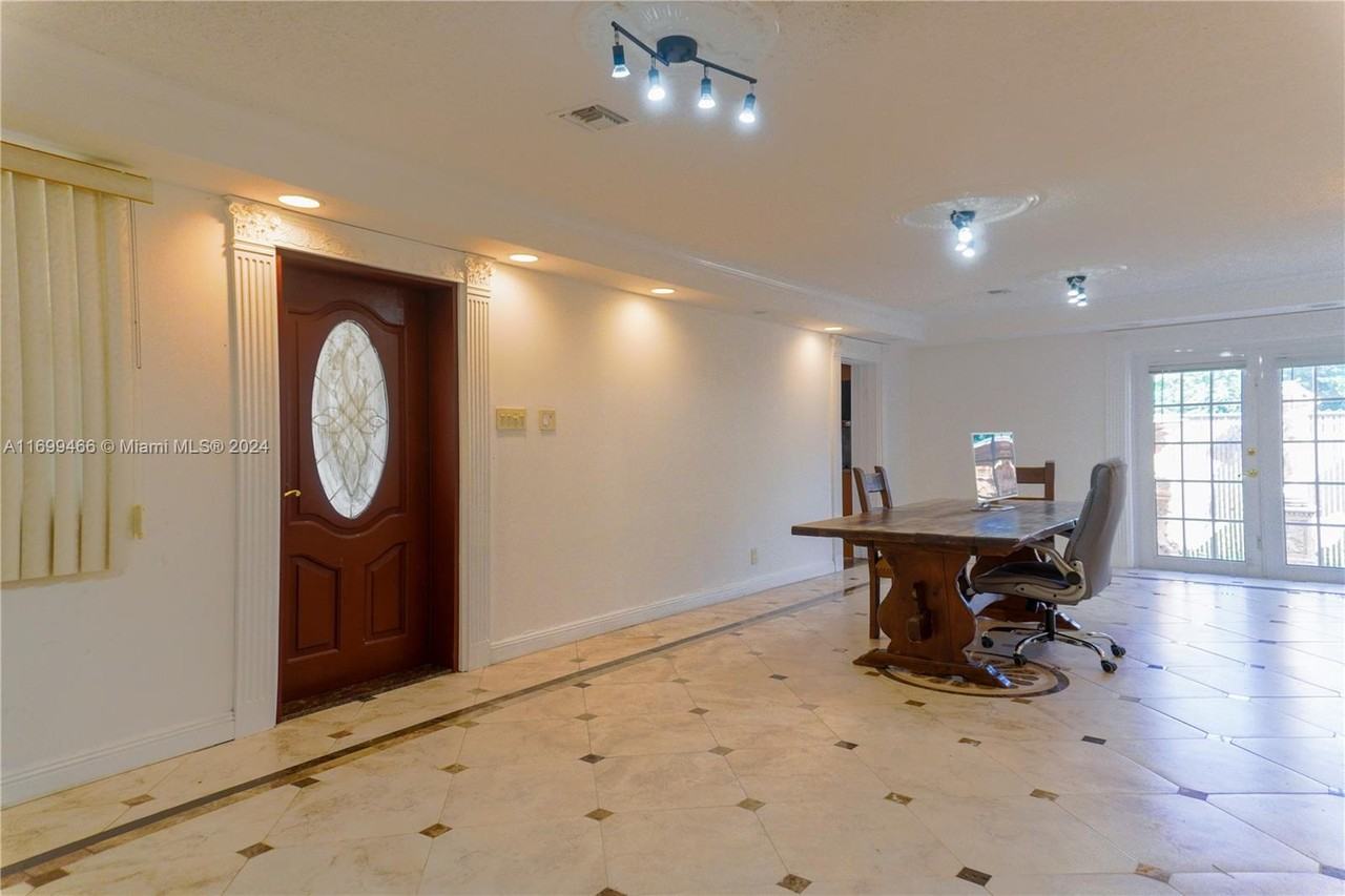 304 Southeast 9th Street - Photo 2 of 9