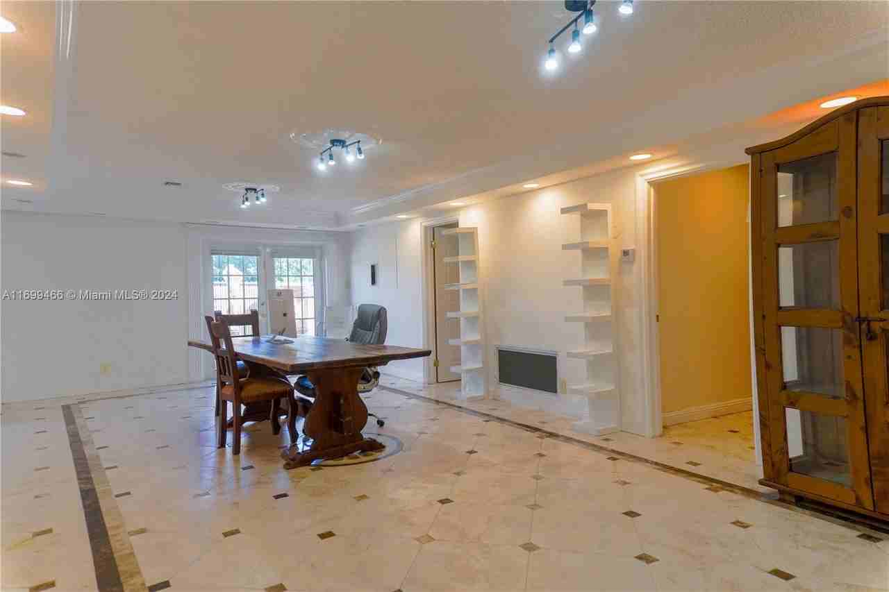 304 Southeast 9th Street - Photo 3 of 9