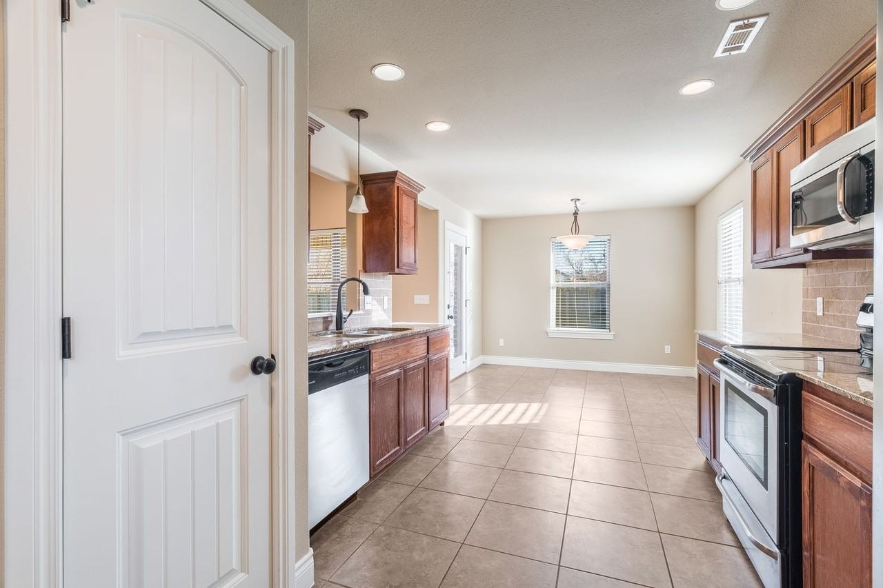 7587 Brooklyn Ave - Photo 4 of 15