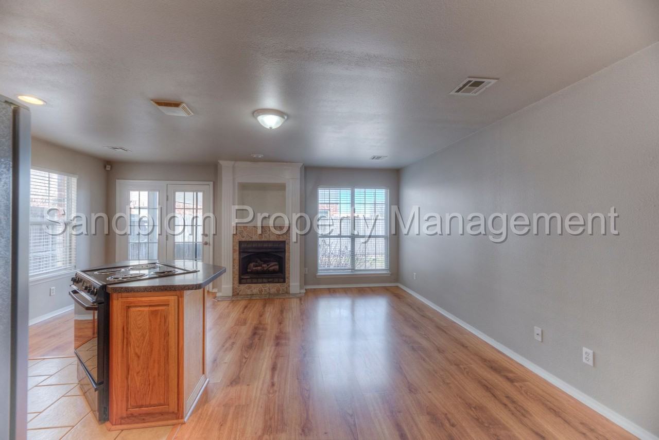 315 W J St - Photo 4 of 22