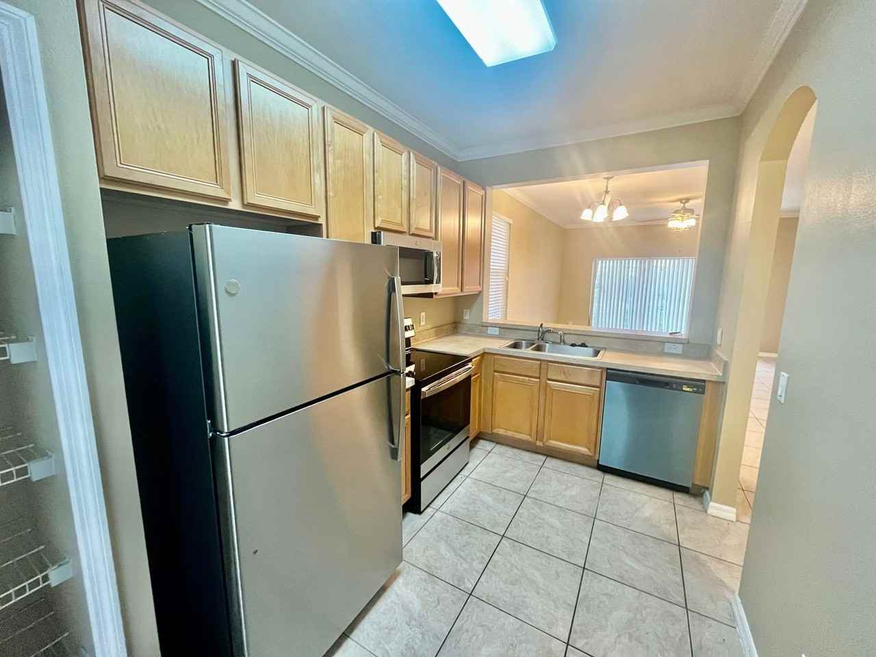 1960 Retreat View Cir - Photo 3 of 19