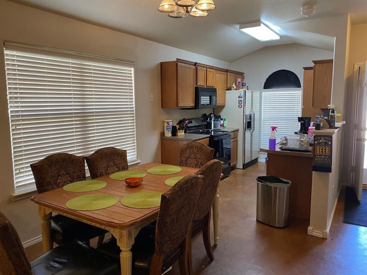 6537 92nd St - Photo 4 of 9