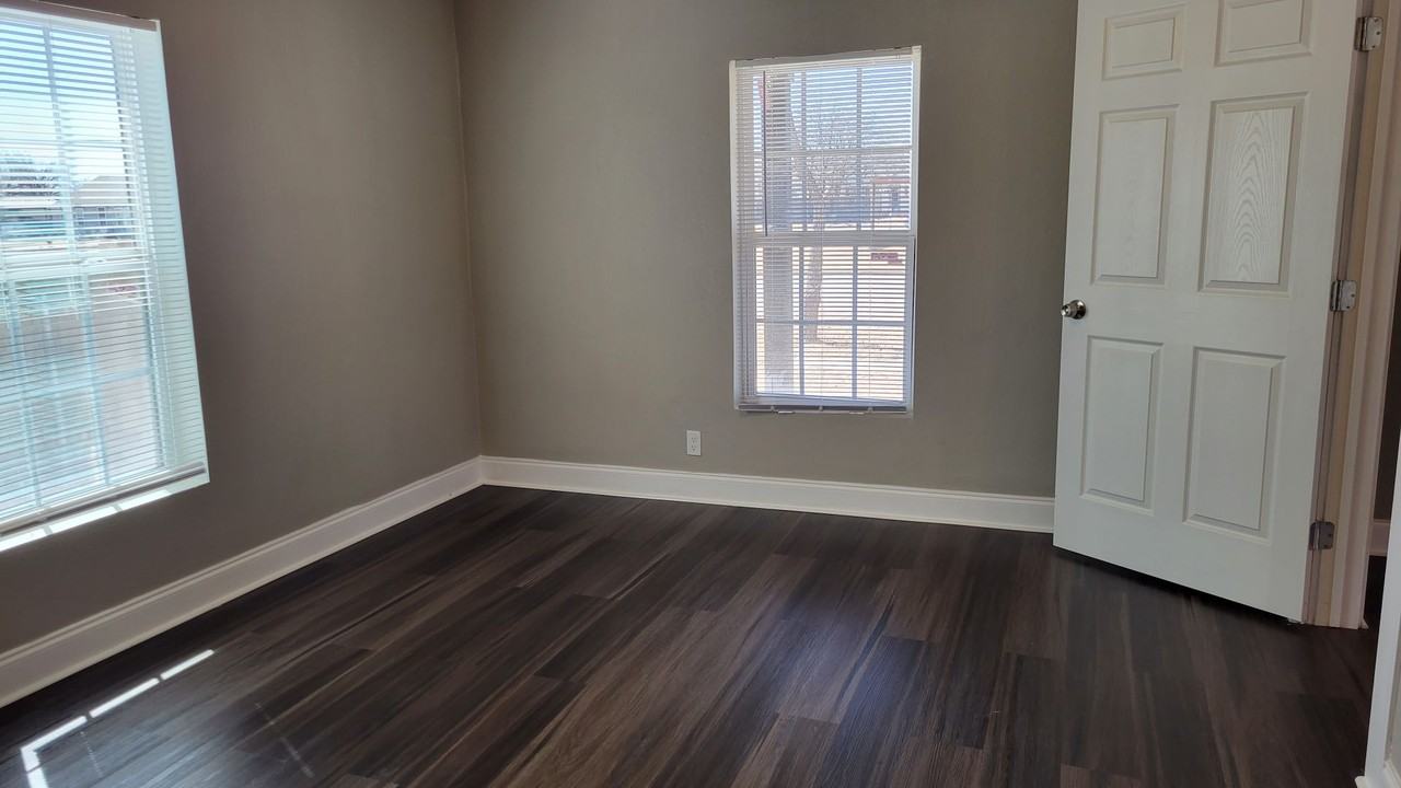 340 S 6th St - Photo 3 of 31